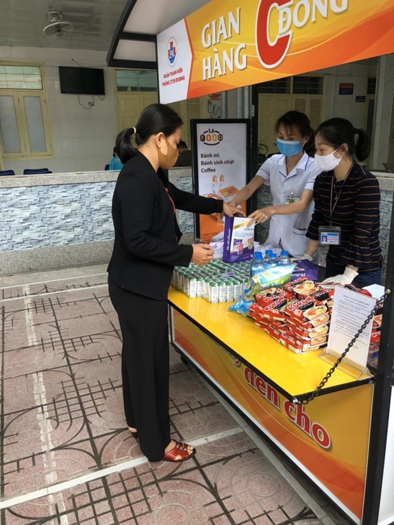 “Gian hàng 0 đồng” phần nào giúp đỡ những bệnh nhân có hoàn cảnh khó khăn đang điều trị tại Bệnh viện Sản Nhi Nghệ An.